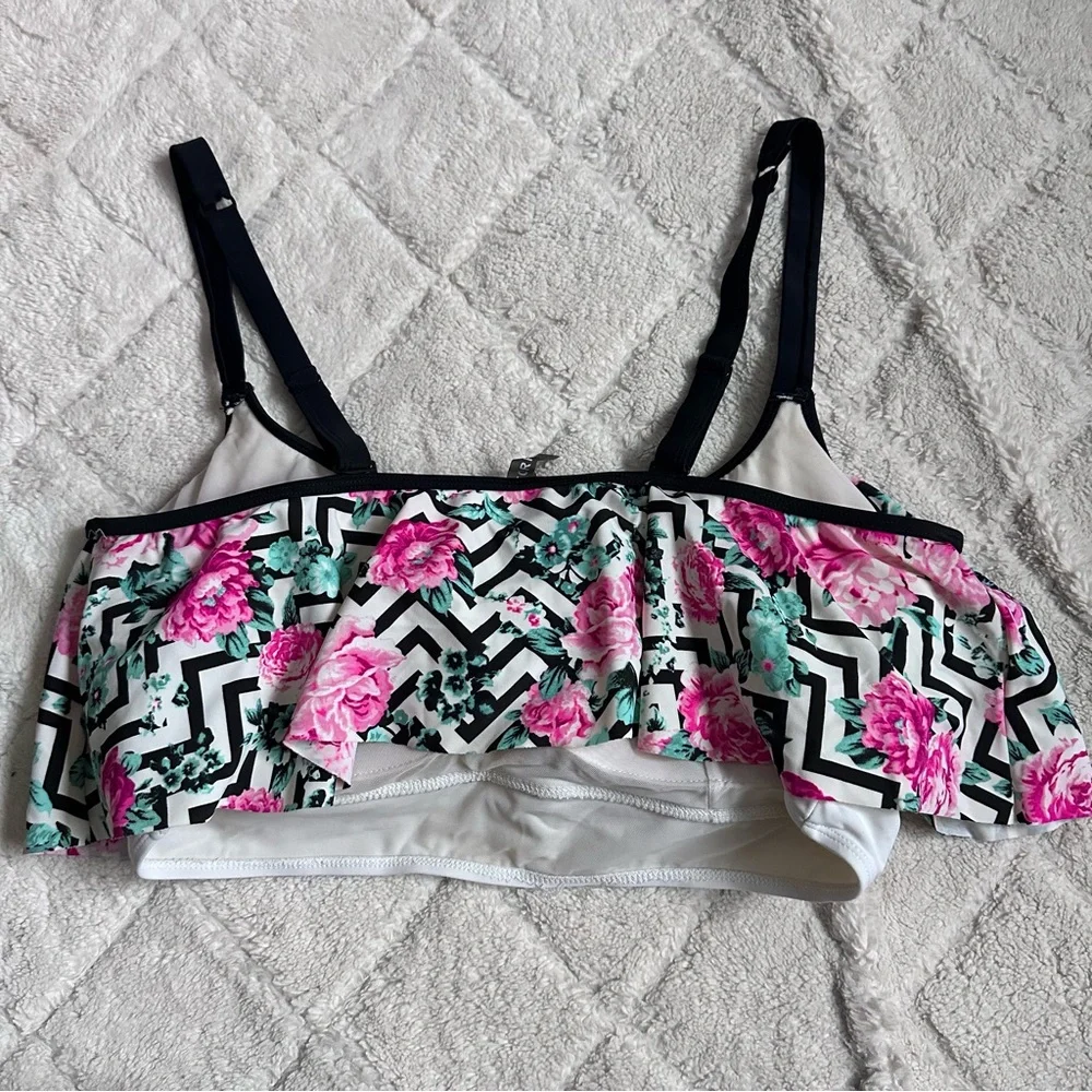 Torrid | Black and White Chevron Floral Flounce Bikini Top | Size 2